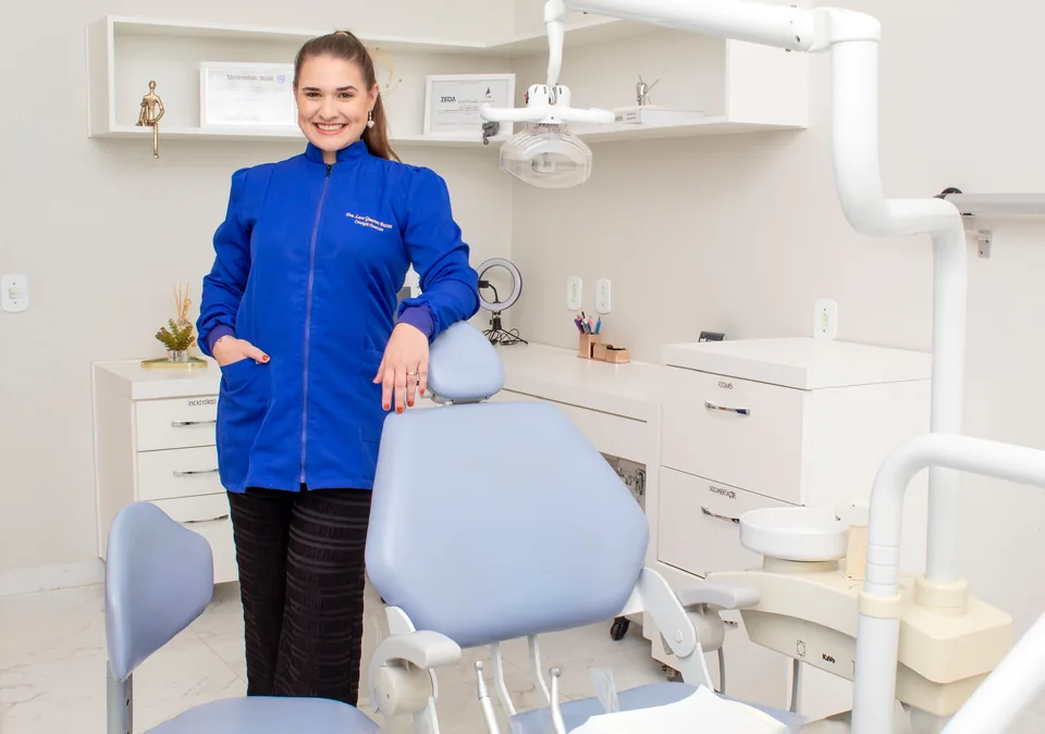Dra. Lara Gimenez sorrindo em seu consultório